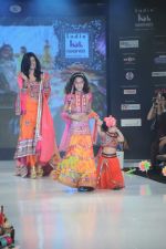 Sushmita Sen walk the ramp for Nishka Lulla Show at Kids Fashion Week day 3 on 19th Jan 2012 (6).JPG